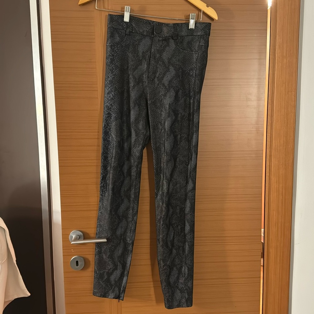 Snakeskin design legging from Zara